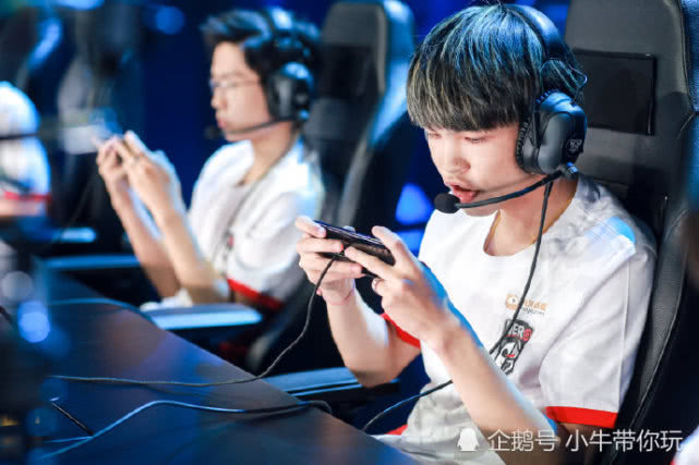 宣布他获得 宣布他获得